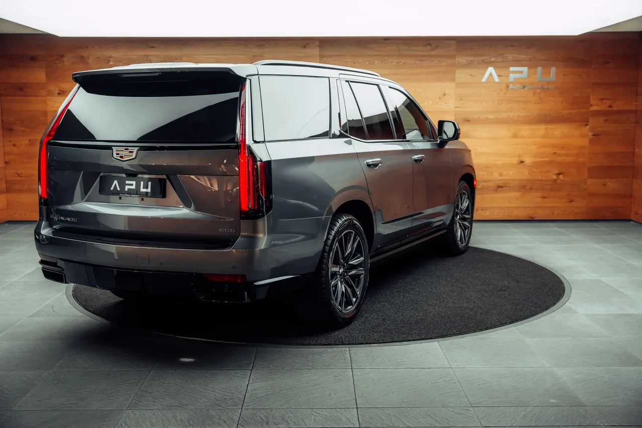 2022 Cadillac Escalade proposée par un concessionnaire spécialisé à Uznach, Suisse, photo principale