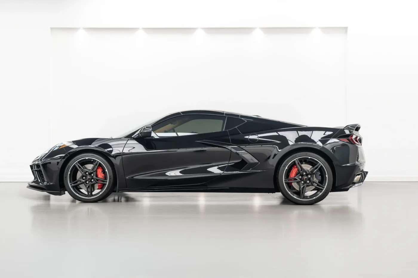 2022 Chevrolet Corvette Stingray offered by a specialist dealer in Dubai, United Arab Emirates, photo 3 of 10