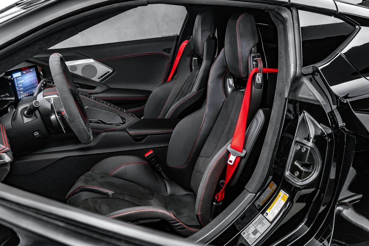 2022 Chevrolet Corvette Stingray 3LT proposée par un concessionnaire spécialisé à Ostrava, Tchéquie, photo 17 sur 25