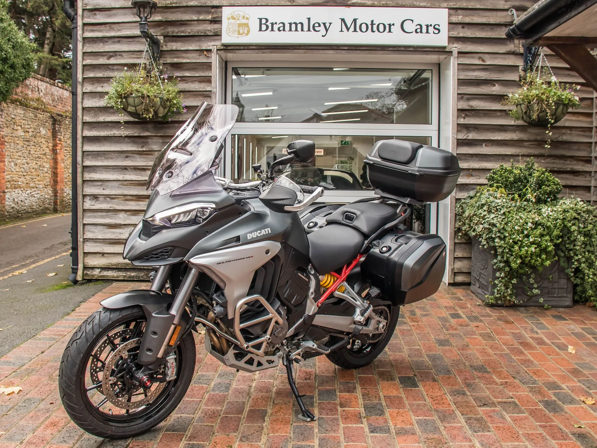 2022 Ducati Multistrada V4 S Travel & Radar proposée par un concessionnaire spécialisé à Bramley, Royaume-Uni, photo principale