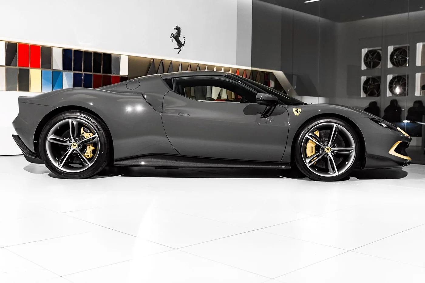 2022 Ferrari 296 GTB Assetto Fiorano proposée par un concessionnaire agréé Ferrari et Maserati à Arlöv, Suède, photo 3 sur 10