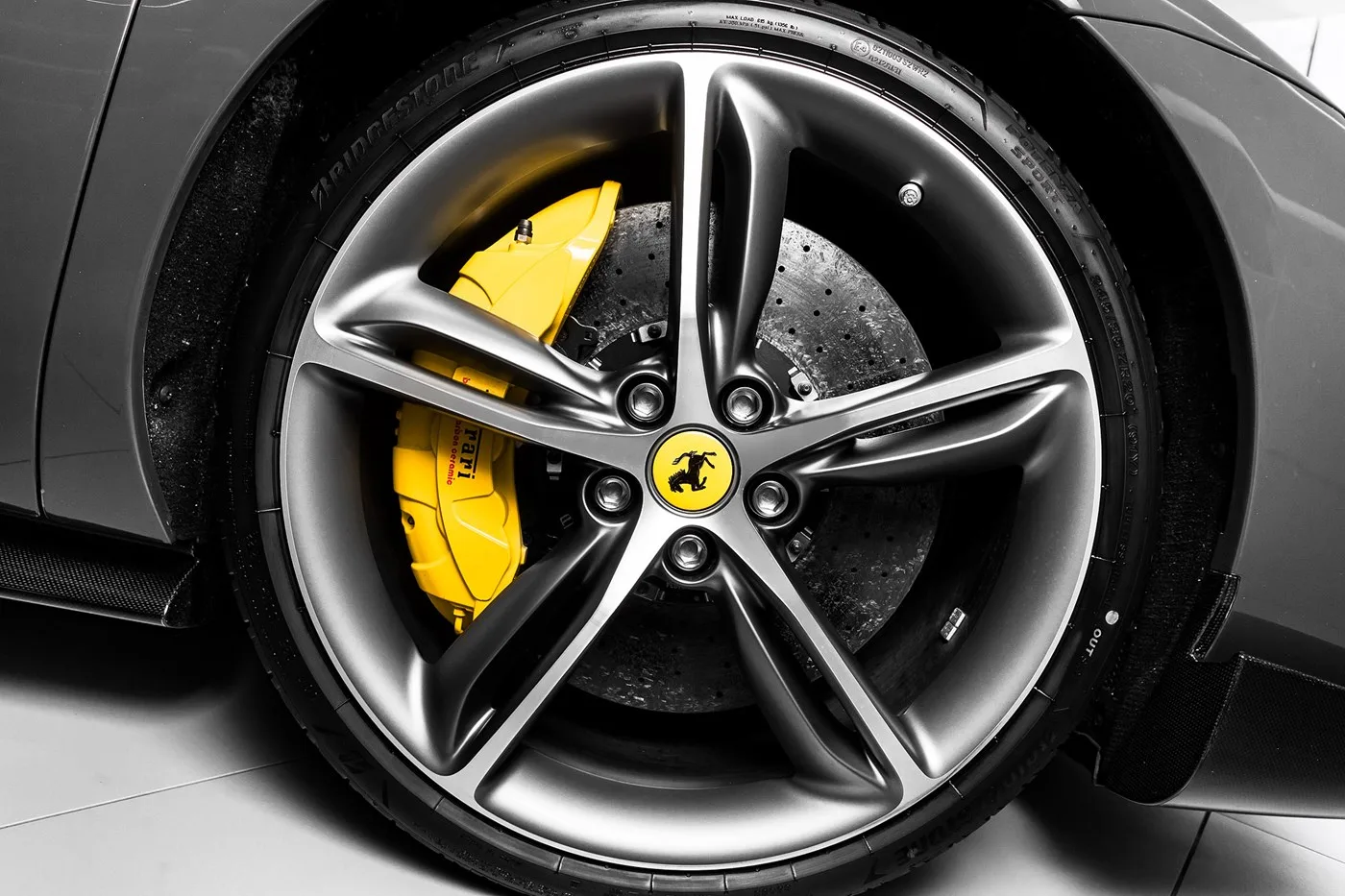 2022 Ferrari 296 GTB Assetto Fiorano proposée par un concessionnaire agréé Ferrari et Maserati à Arlöv, Suède, photo 10 sur 10
