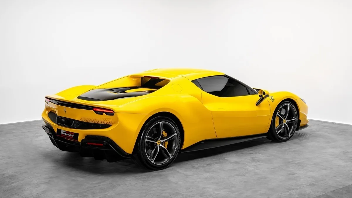 2022 Ferrari 296 GTB angeboten von einem Fachhändler in Dubai, Vereinigte Arabische Emirate, Foto 3 von 23