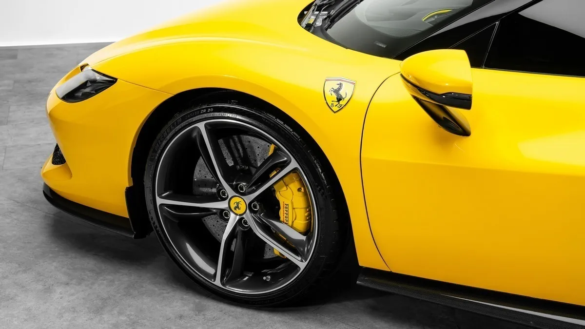 2022 Ferrari 296 GTB angeboten von einem Fachhändler in Dubai, Vereinigte Arabische Emirate, Foto 6 von 23