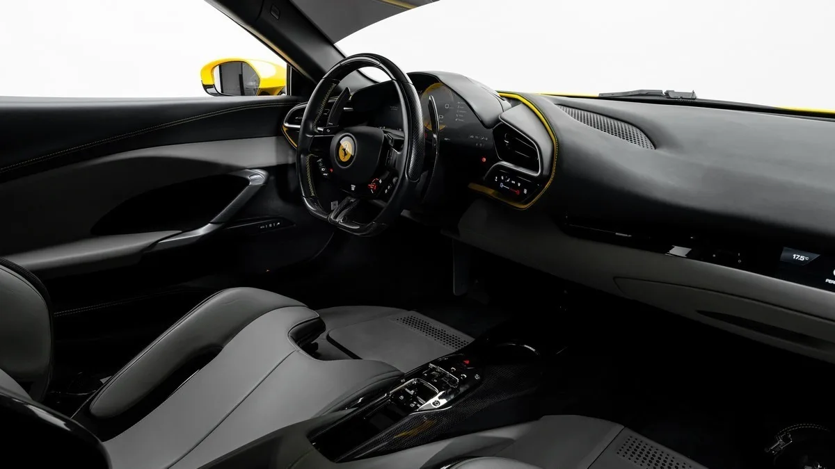 2022 Ferrari 296 GTB angeboten von einem Fachhändler in Dubai, Vereinigte Arabische Emirate, Foto 11 von 23