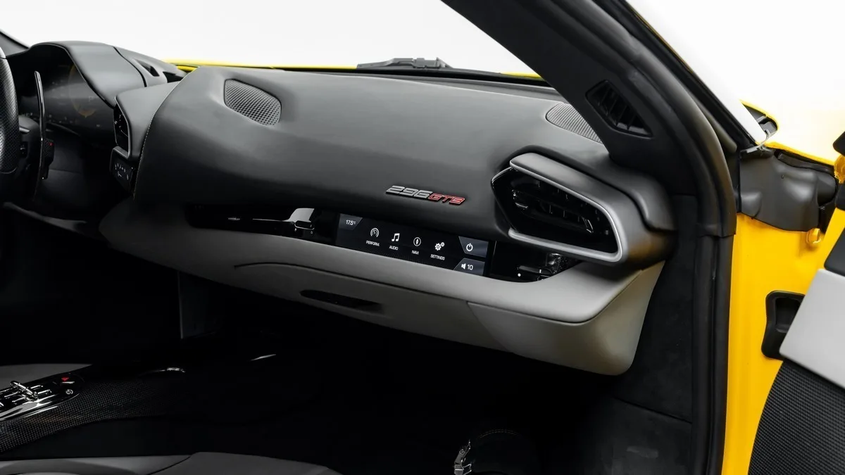 2022 Ferrari 296 GTB angeboten von einem Fachhändler in Dubai, Vereinigte Arabische Emirate, Foto 13 von 23