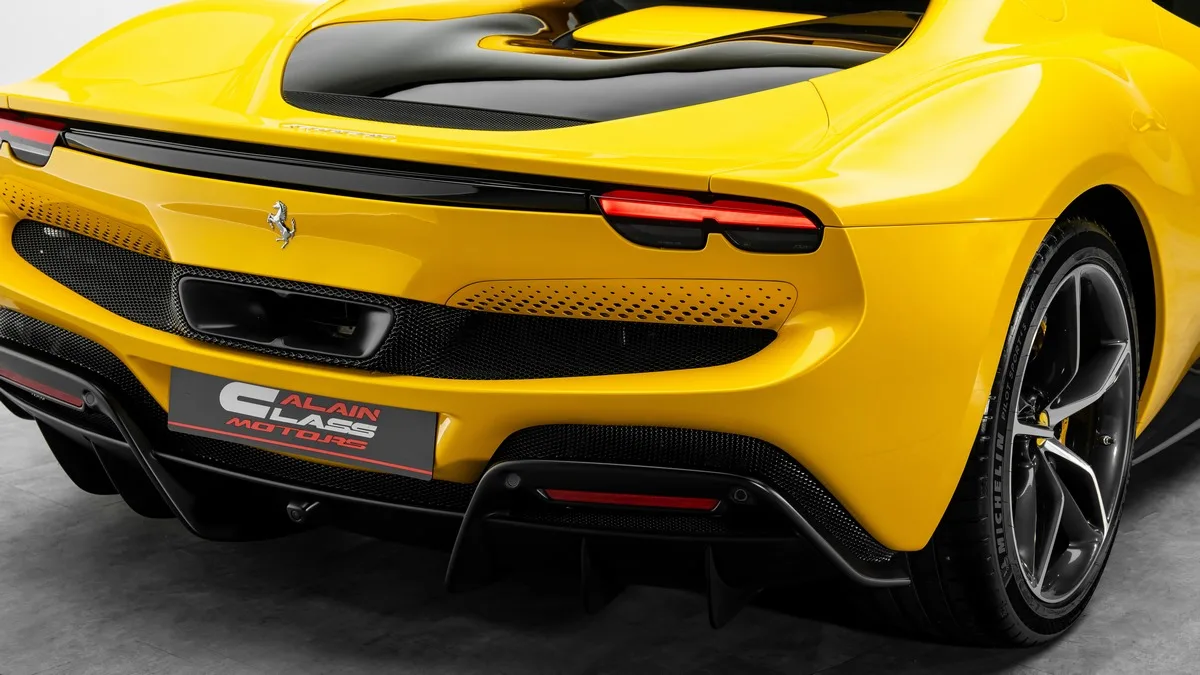 2022 Ferrari 296 GTB angeboten von einem Fachhändler in Dubai, Vereinigte Arabische Emirate, Foto 22 von 23