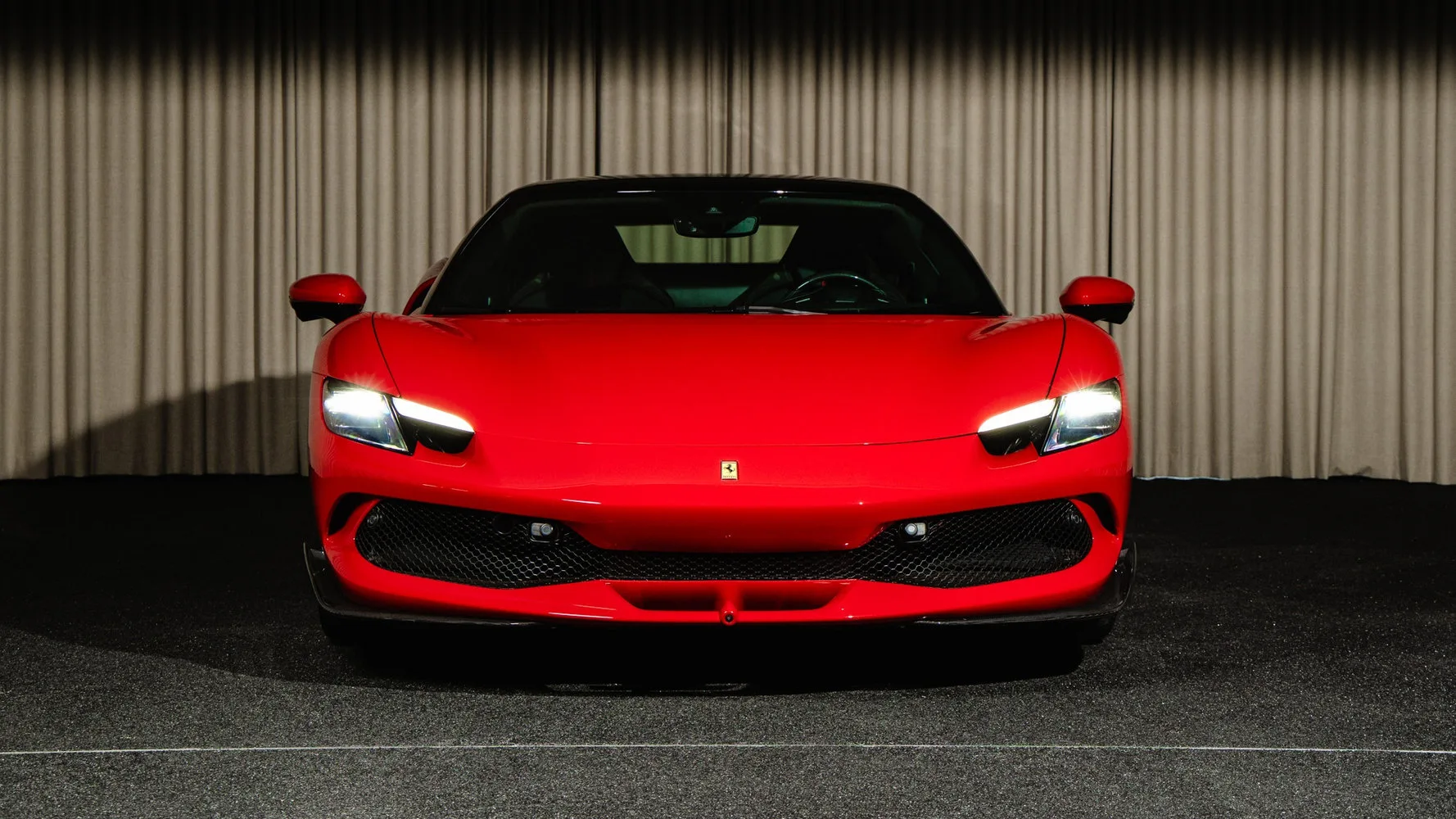 2022 Ferrari 296 GTB proposée par un concessionnaire spécialisé à Kongens Lyngby, Danemark, photo principale