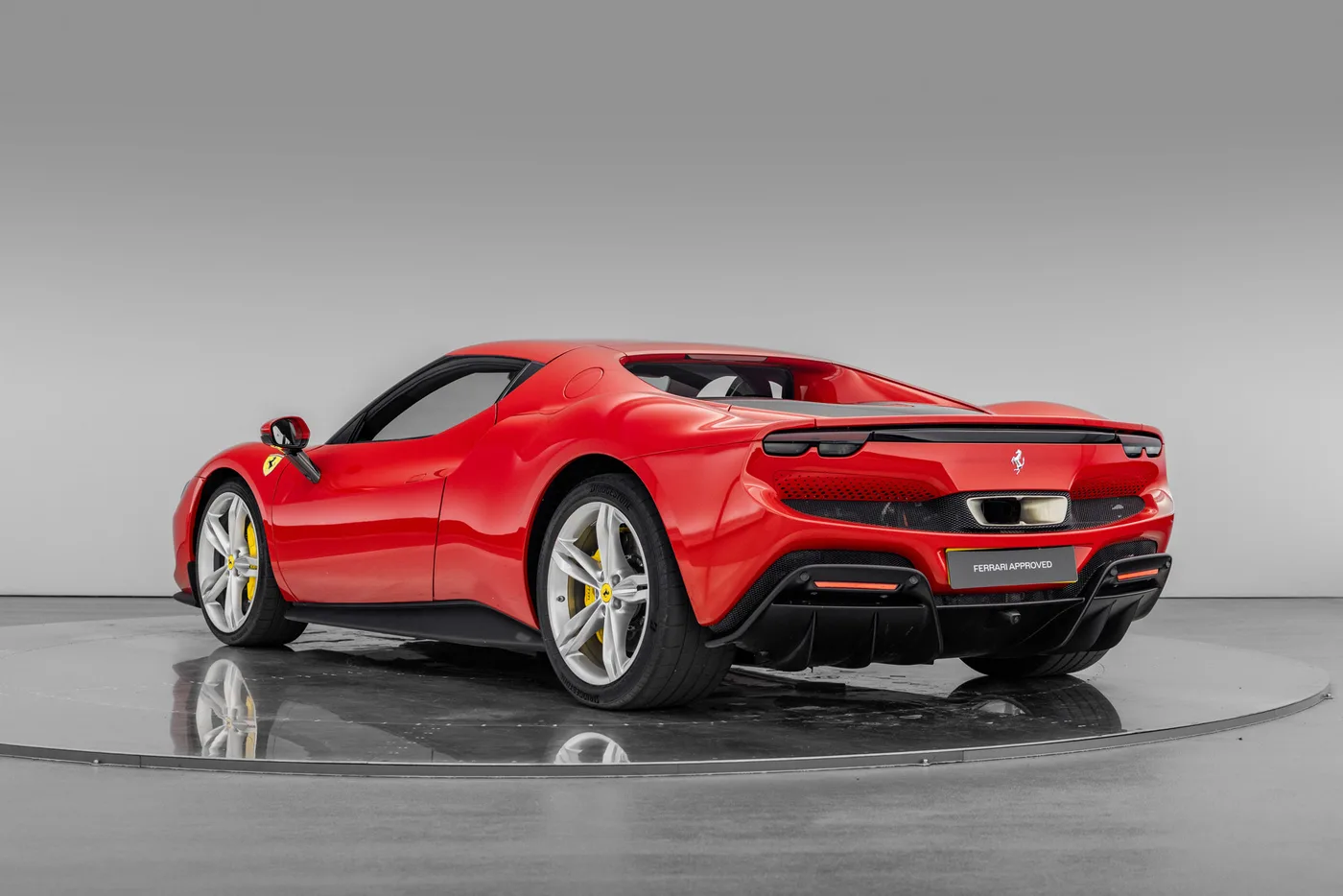 2022 Ferrari 296 GTB proposée par un groupe de concessions agréées à Hatfield, Royaume-Uni, photo 2 sur 25