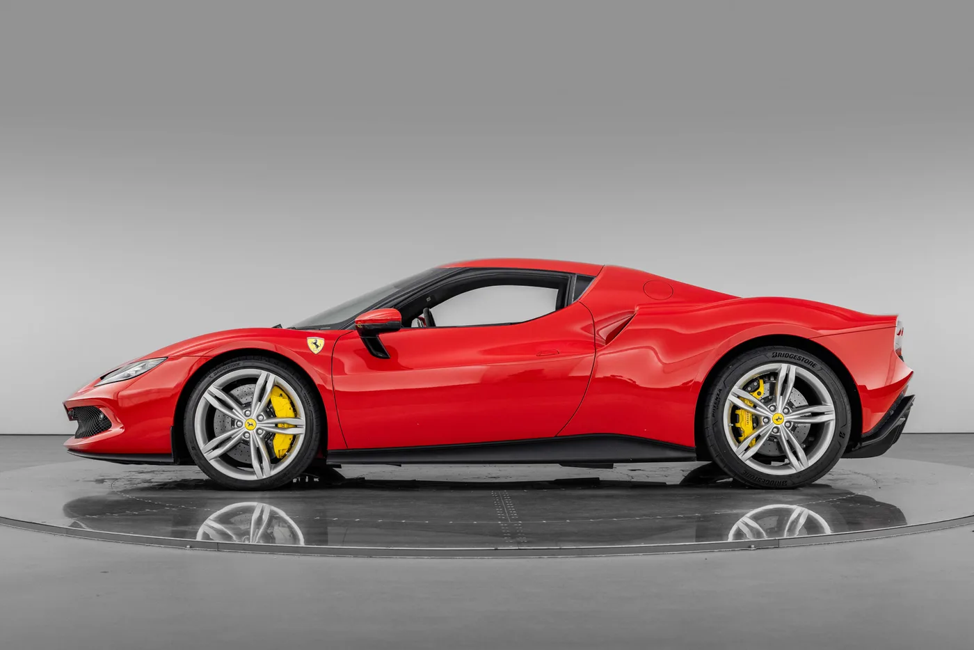 2022 Ferrari 296 GTB proposée par un groupe de concessions agréées à Hatfield, Royaume-Uni, photo 3 sur 25