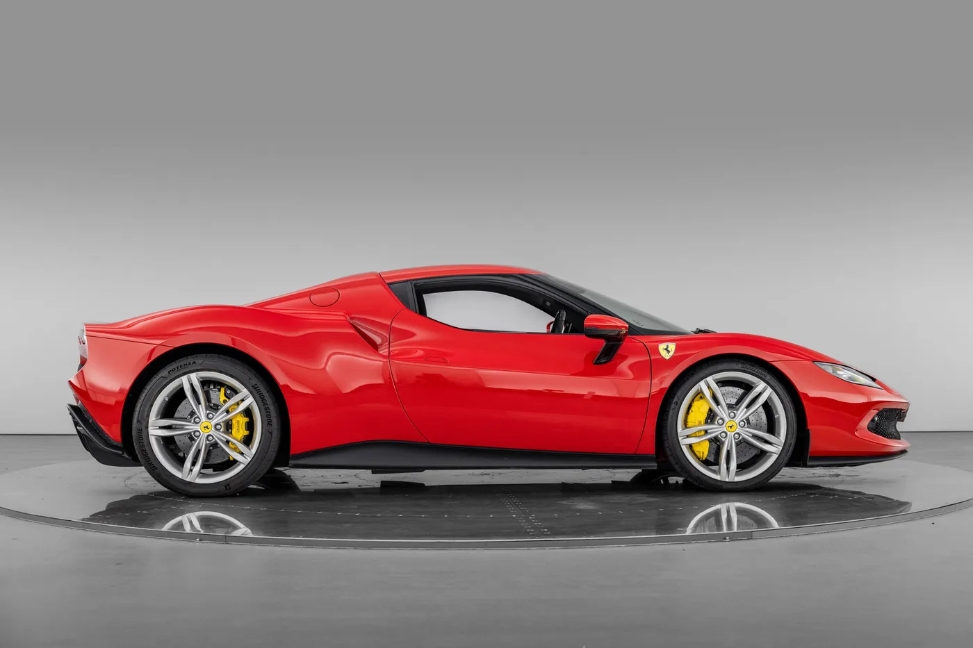 2022 Ferrari 296 GTB proposée par un groupe de concessions agréées à Hatfield, Royaume-Uni, photo 7 sur 25