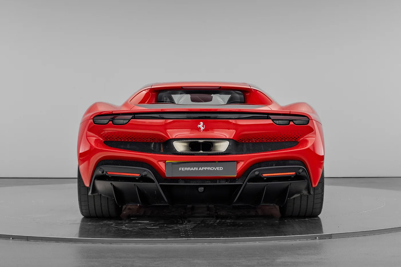 2022 Ferrari 296 GTB proposée par un groupe de concessions agréées à Hatfield, Royaume-Uni, photo 8 sur 25
