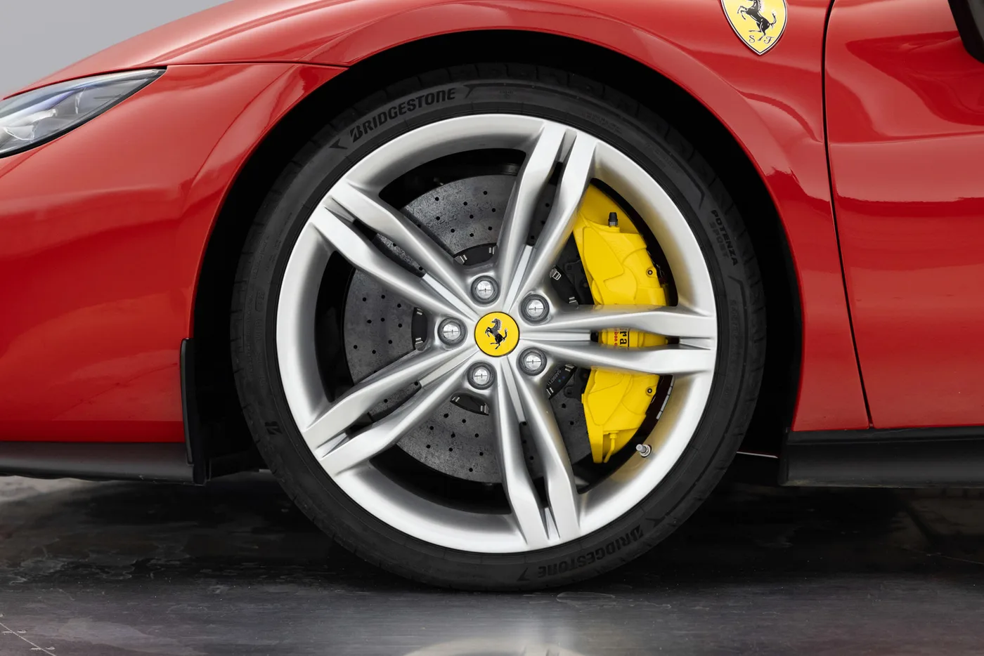 2022 Ferrari 296 GTB proposée par un groupe de concessions agréées à Hatfield, Royaume-Uni, photo 16 sur 25