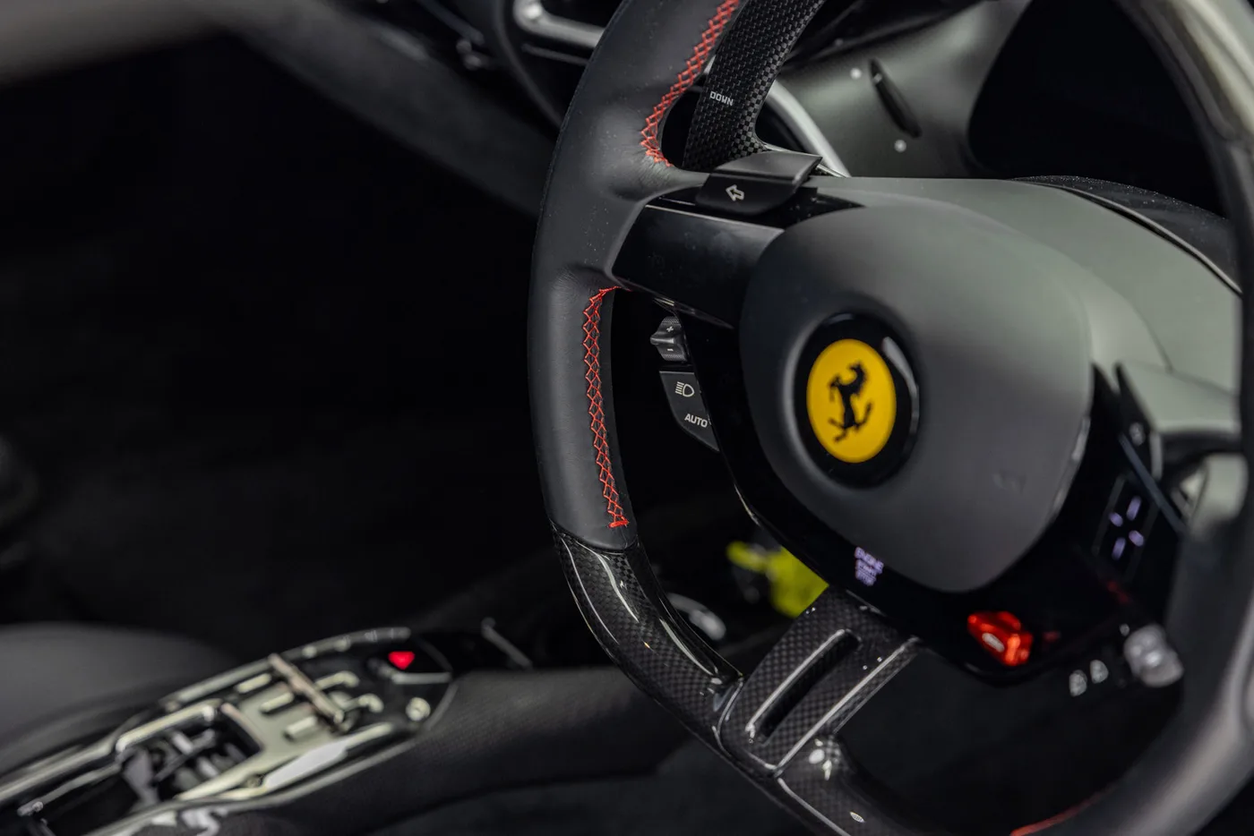 2022 Ferrari 296 GTB proposée par un groupe de concessions agréées à Hatfield, Royaume-Uni, photo 17 sur 25