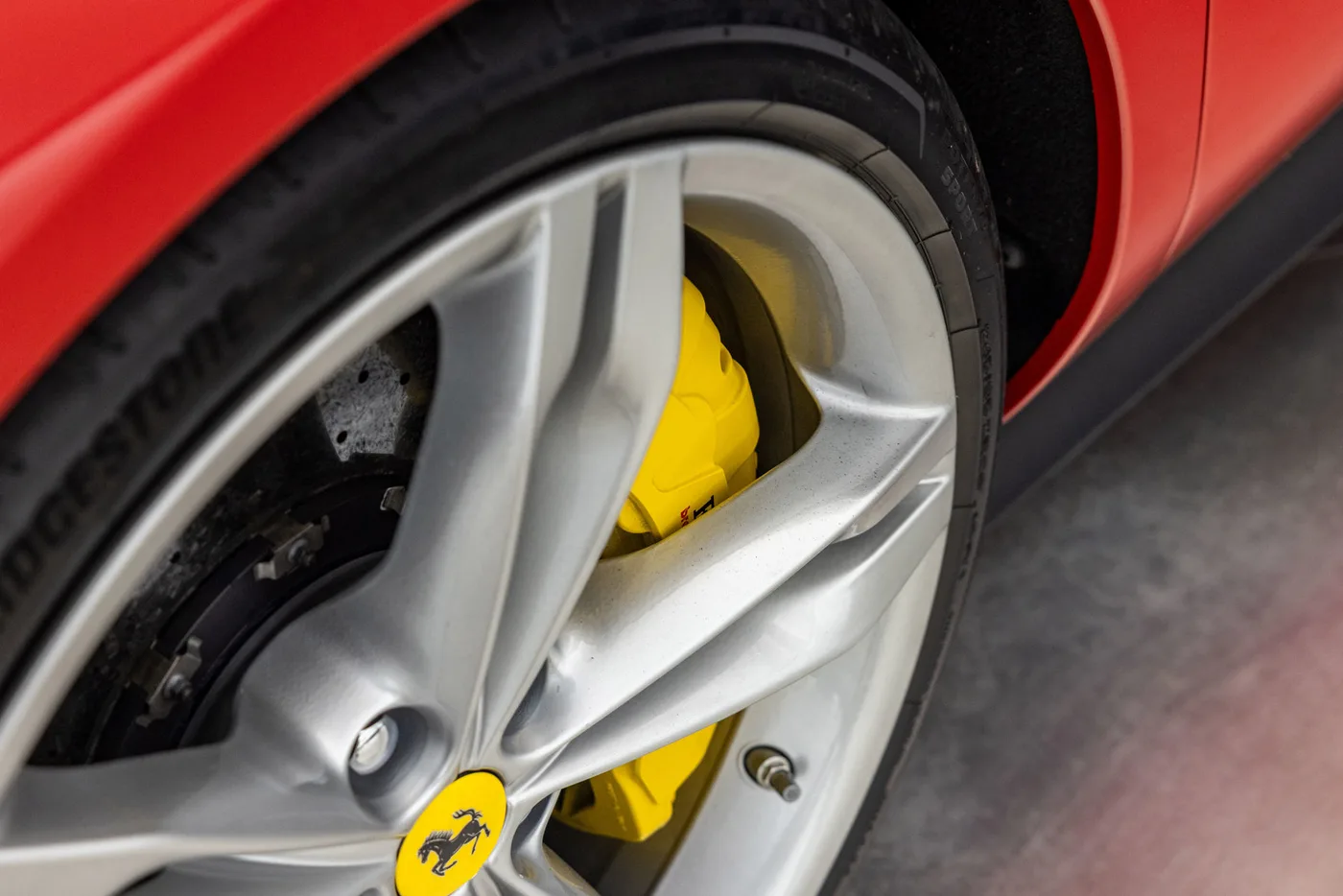 2022 Ferrari 296 GTB proposée par un groupe de concessions agréées à Hatfield, Royaume-Uni, photo 22 sur 25