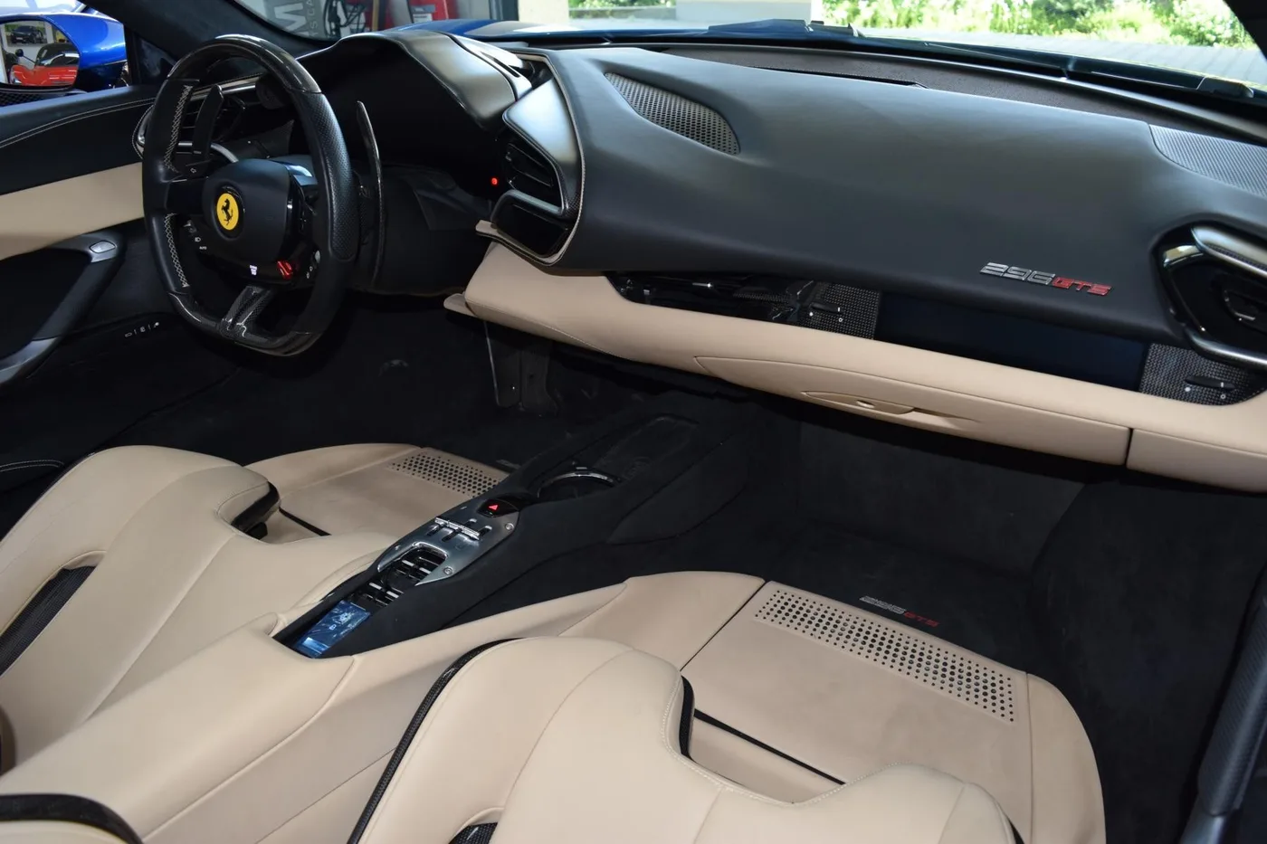 2022 Ferrari 296 GTS angeboten von einem Fachhändler in Pfaffenhofen an der Ilm, Deutschland, Foto 9 von 15