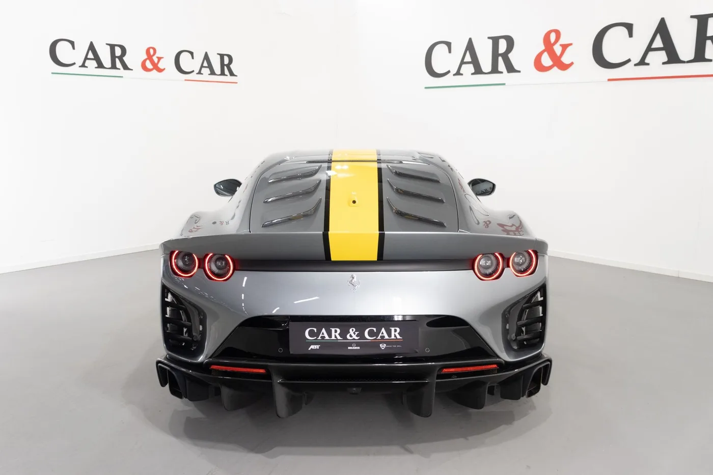 2022 Ferrari 812 Competizione angeboten von einem Supersportwagenhändler in Zibido San Giacomo, Italien, Foto 4 von 13