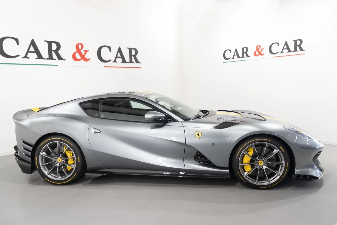 2022 Ferrari 812 Competizione angeboten von einem Supersportwagenhändler in Zibido San Giacomo, Italien, Foto 5 von 13
