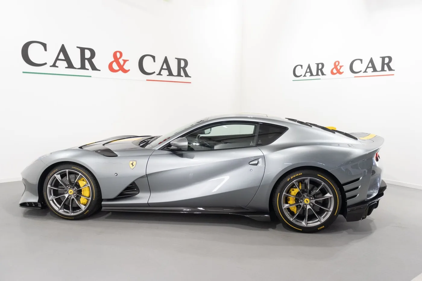 2022 Ferrari 812 Competizione angeboten von einem Supersportwagenhändler in Zibido San Giacomo, Italien, Foto 6 von 13