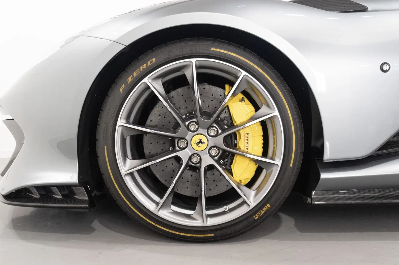 2022 Ferrari 812 Competizione angeboten von einem Supersportwagenhändler in Zibido San Giacomo, Italien, Foto 7 von 13