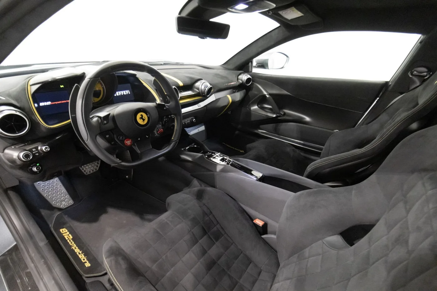 2022 Ferrari 812 Competizione angeboten von einem Supersportwagenhändler in Zibido San Giacomo, Italien, Foto 8 von 13