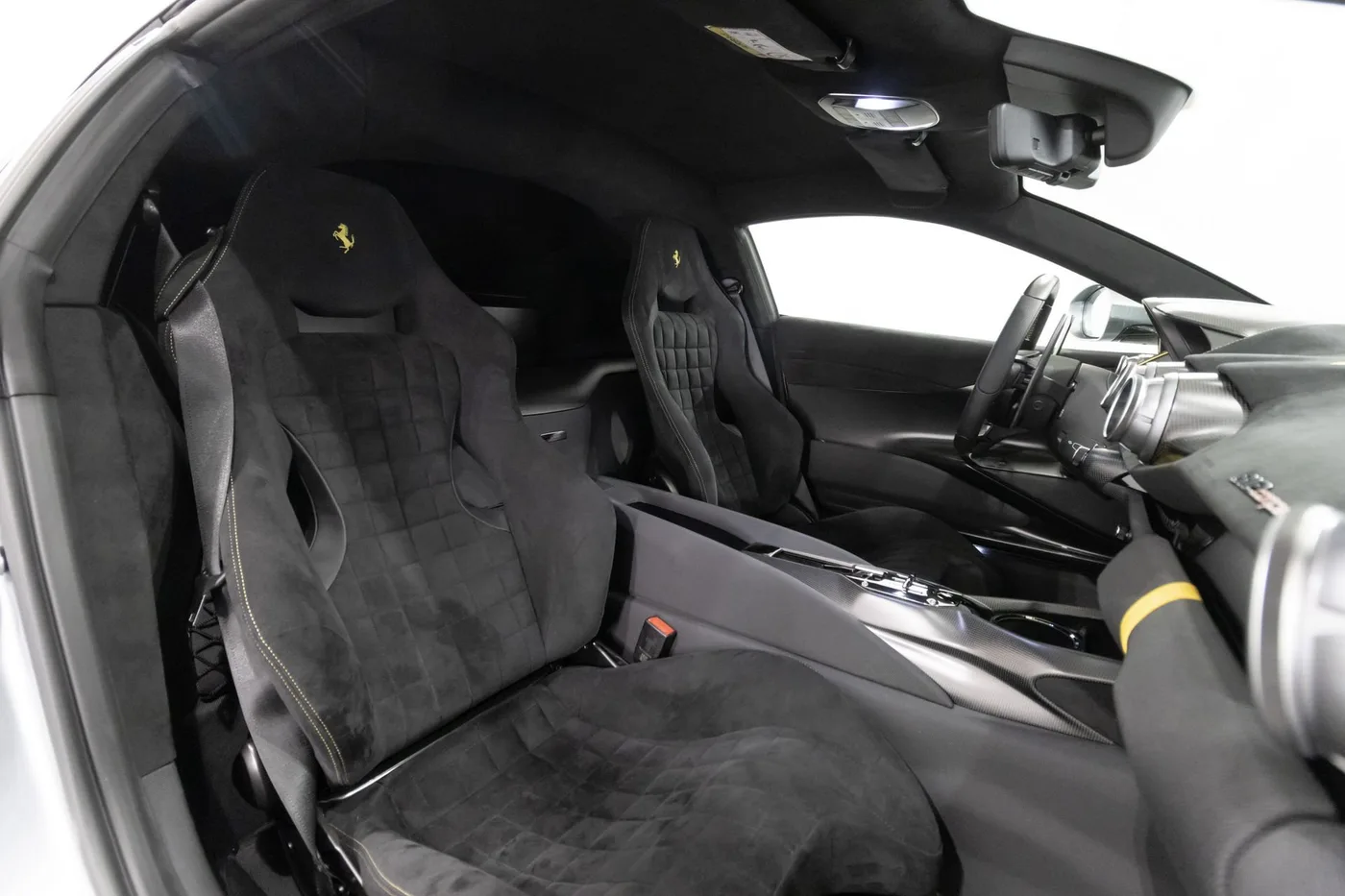 2022 Ferrari 812 Competizione angeboten von einem Supersportwagenhändler in Zibido San Giacomo, Italien, Foto 10 von 13