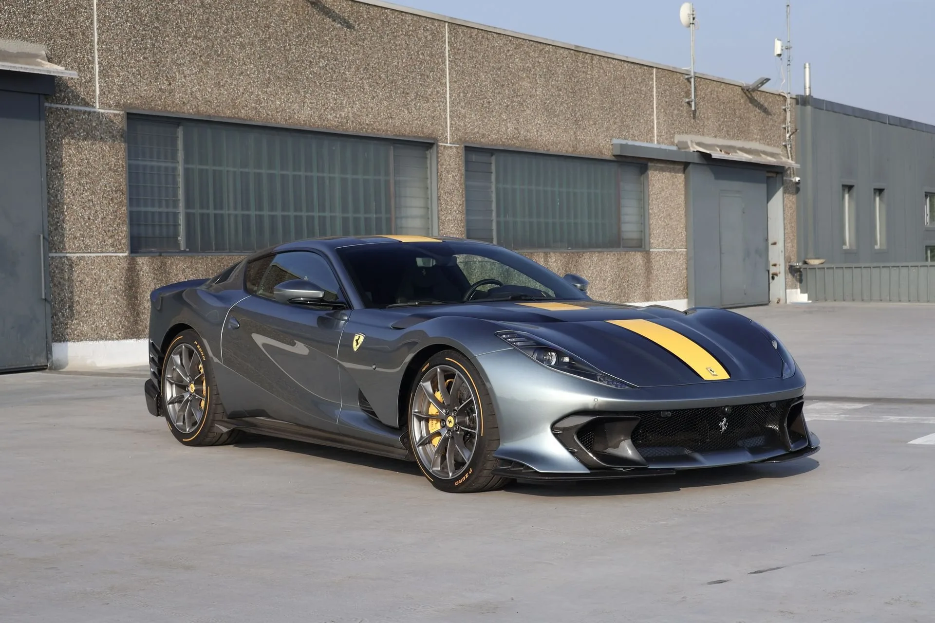 2022 Ferrari 812 Competizione angeboten von einem Fachhändler in Zibido San Giacomo, Italien, Hauptfoto