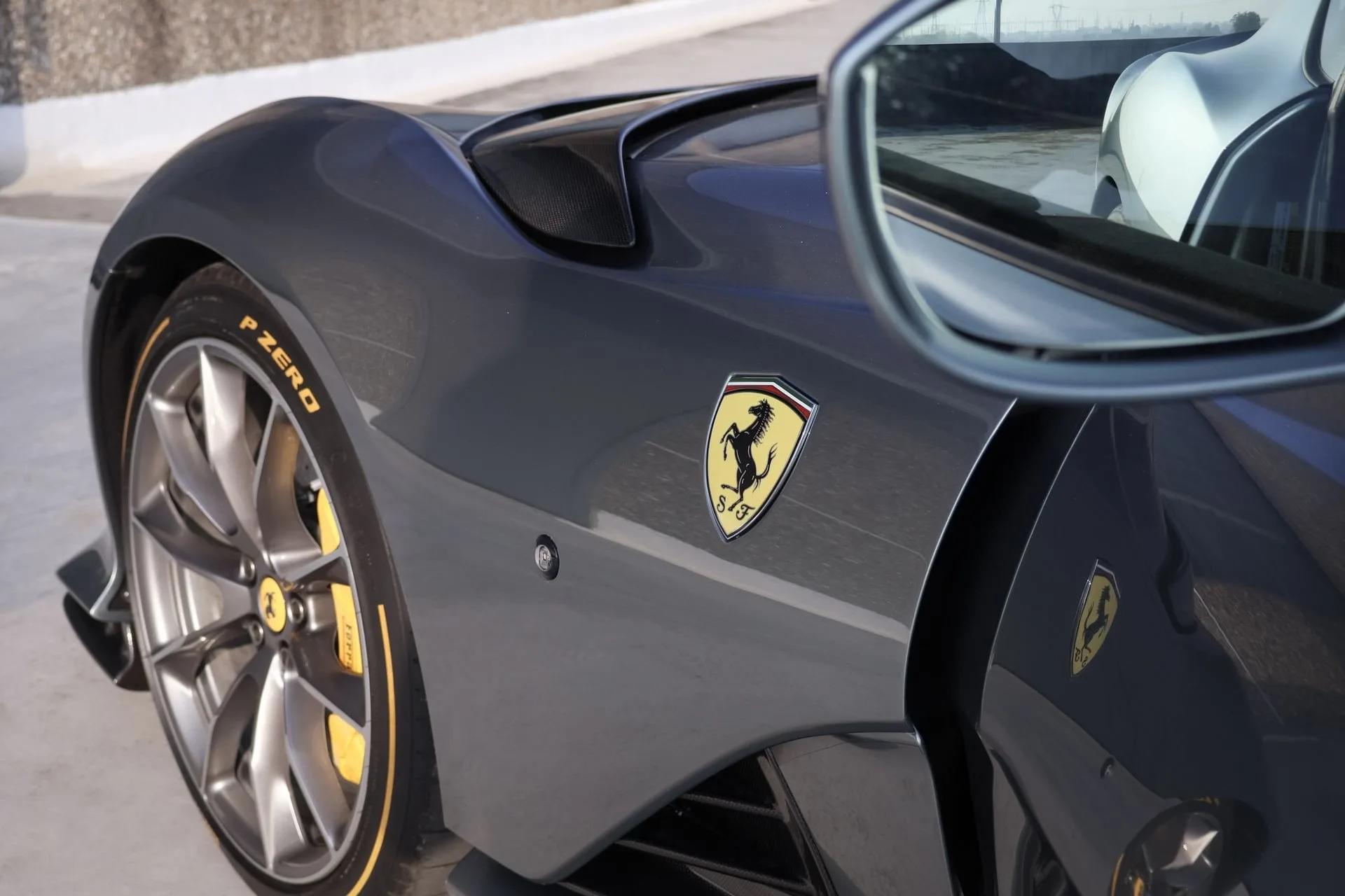 2022 Ferrari 812 Competizione, 16/23