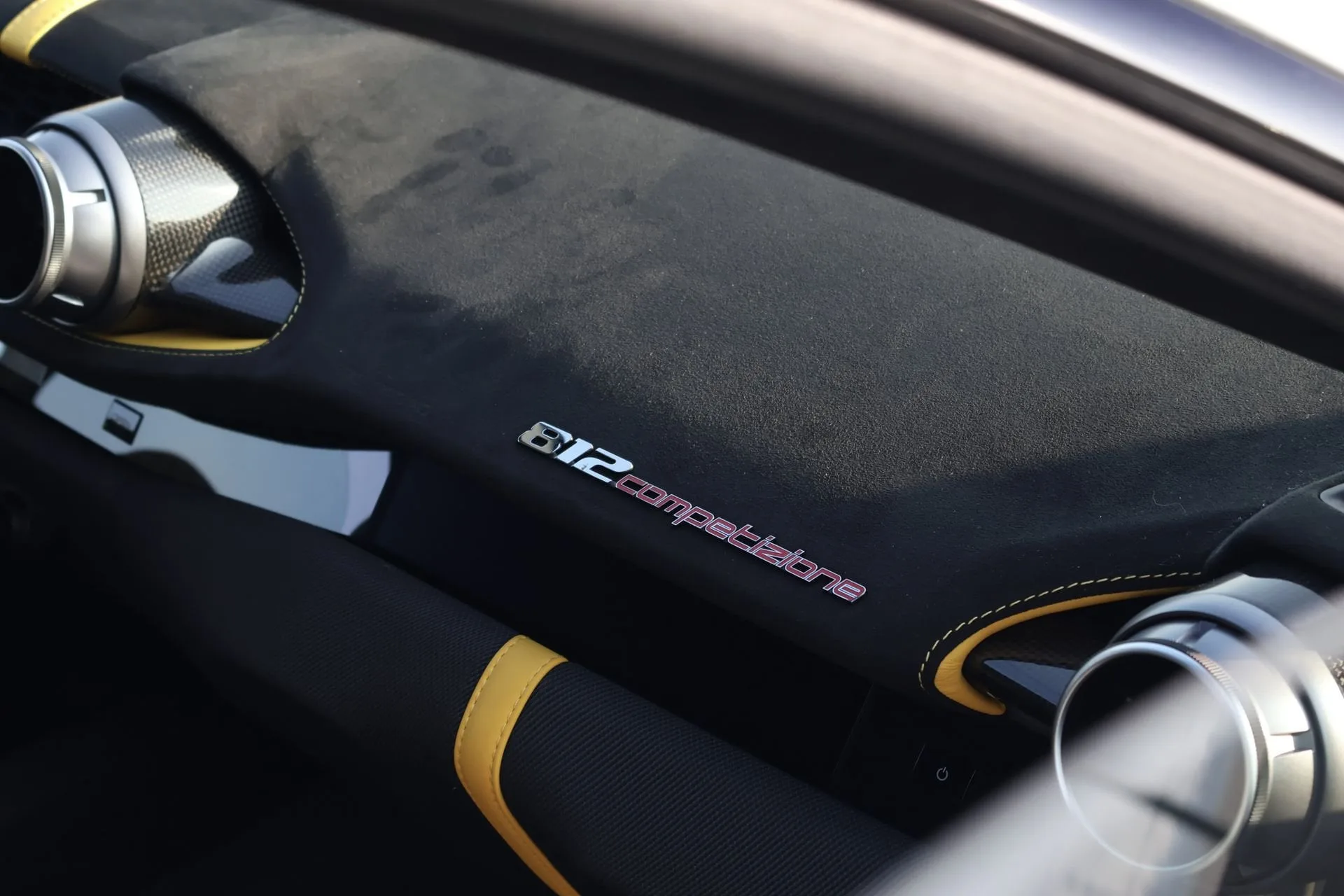 2022 Ferrari 812 Competizione, 17/23
