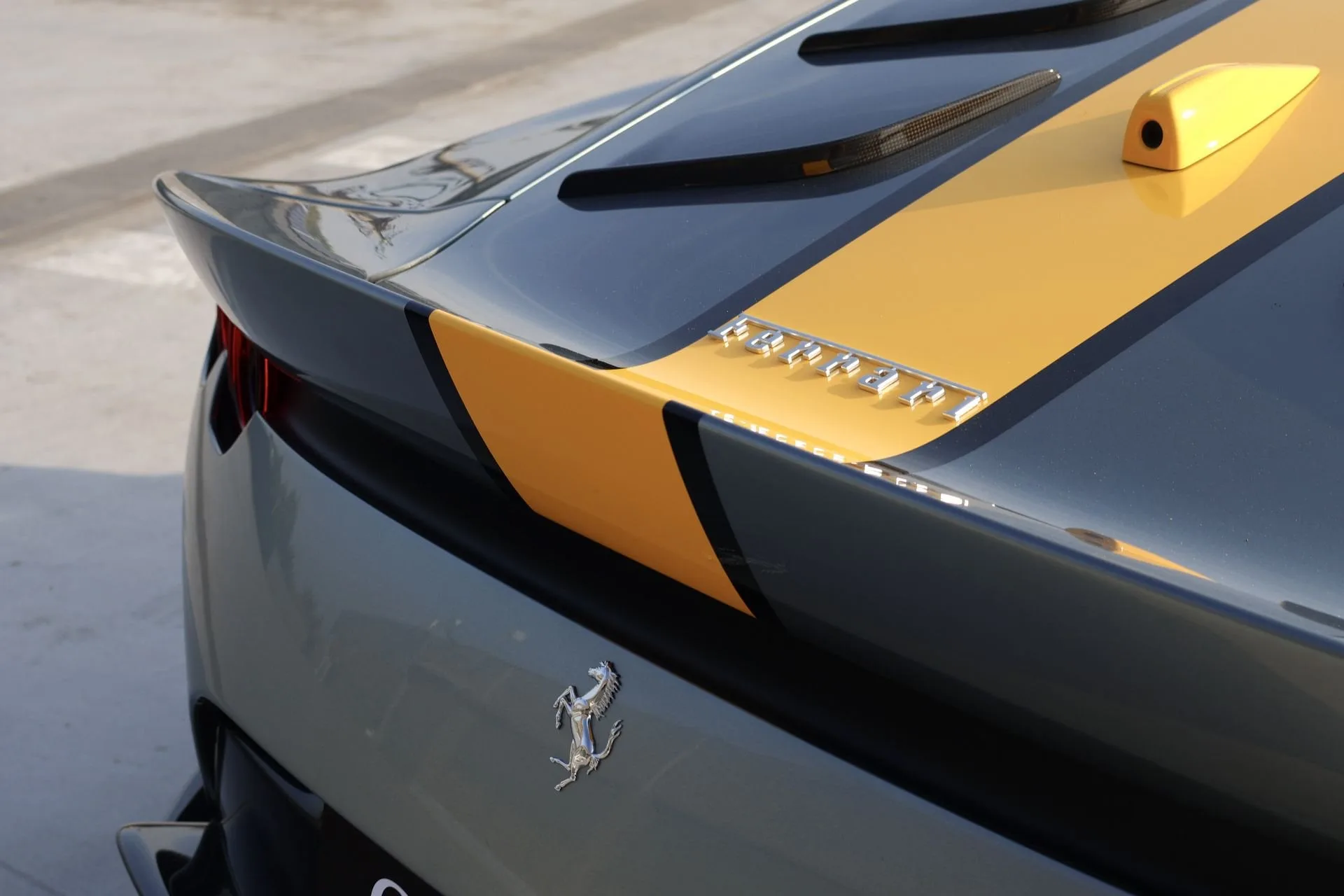 2022 Ferrari 812 Competizione, 18/23