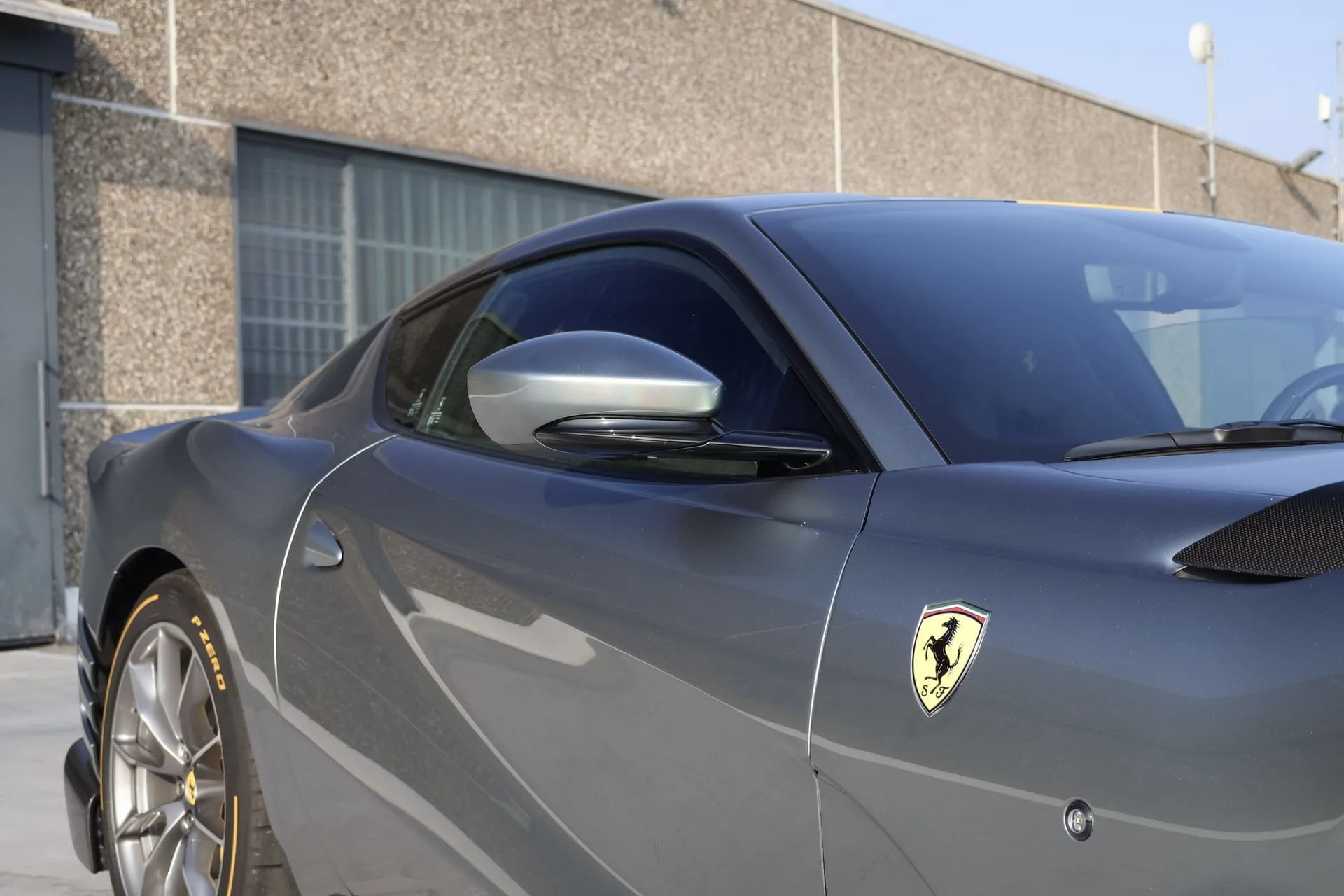 2022 Ferrari 812 Competizione, 19/23