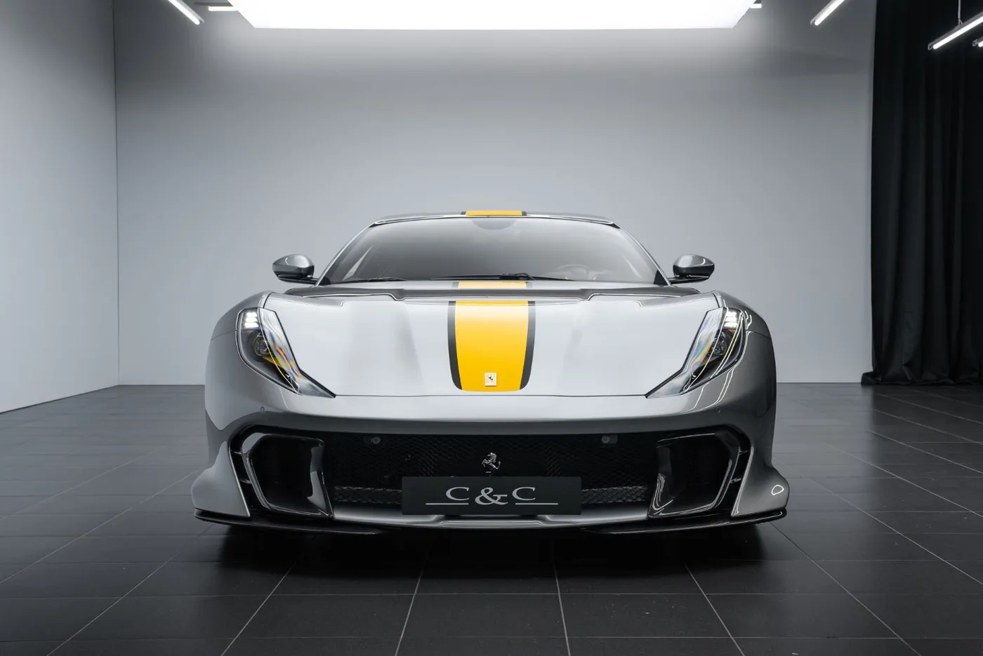 2022 Ferrari 812 Competizione angeboten von einem Fachhändler in Putzbrunn, Deutschland, Foto 2 von 15