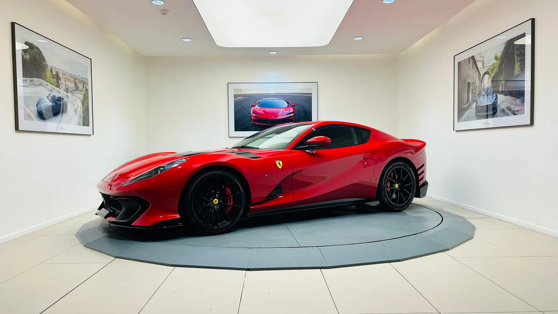 2022 Ferrari 812 Competizione, 2/30