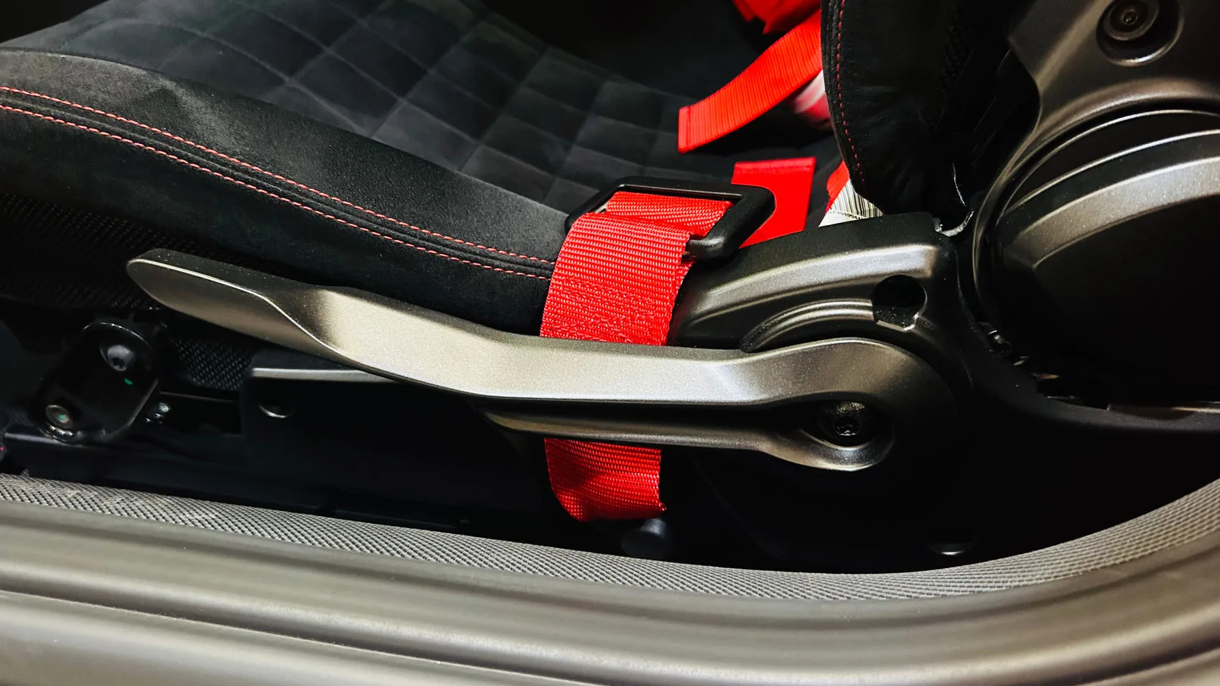 2022 Ferrari 812 Competizione, 21/30