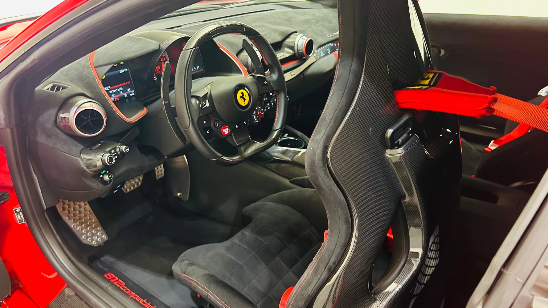 2022 Ferrari 812 Competizione, 22/30