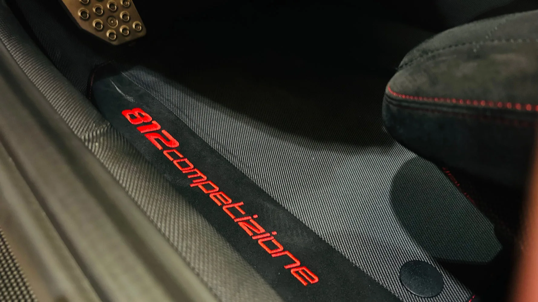 2022 Ferrari 812 Competizione, 26/30