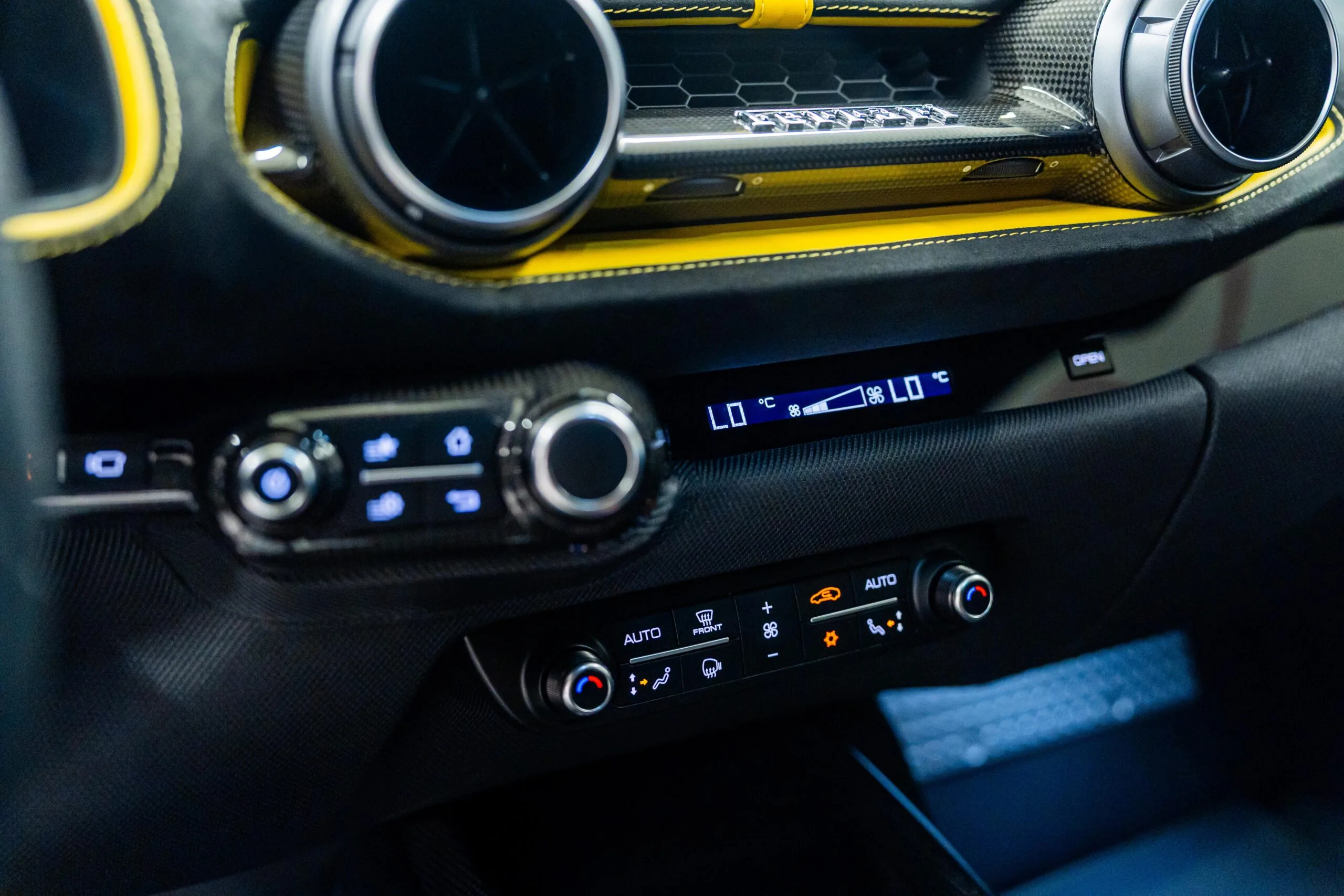 2022 Ferrari 812 Competizione, 16/20