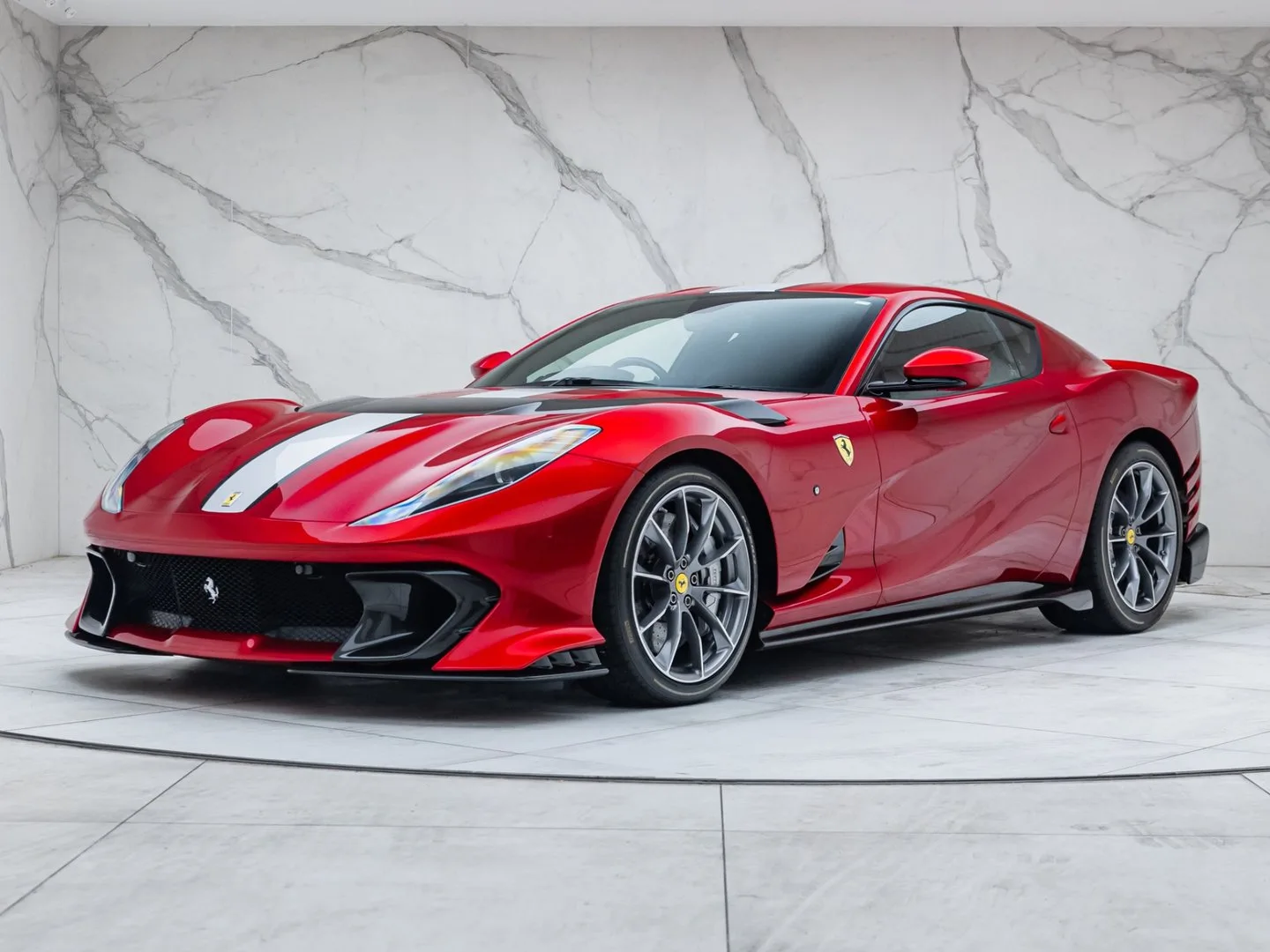 2022 Ferrari 812 Competizione proposée par un concessionnaire spécialisé à Banstead, Royaume-Uni, photo principale