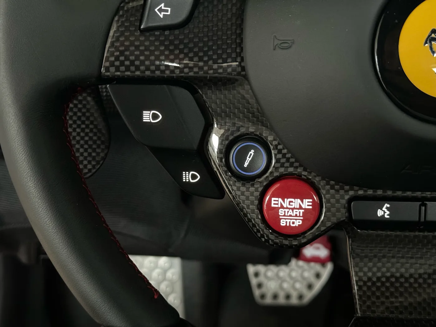 2022 Ferrari 812 Competizione angeboten von einem Fachhändler in Frankfurt am Main, Deutschland, Foto 9 von 15