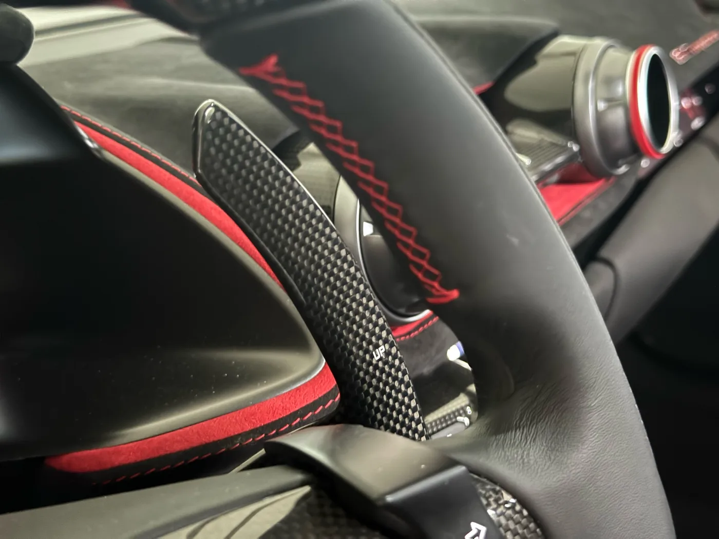 2022 Ferrari 812 Competizione angeboten von einem Fachhändler in Frankfurt am Main, Deutschland, Foto 11 von 15