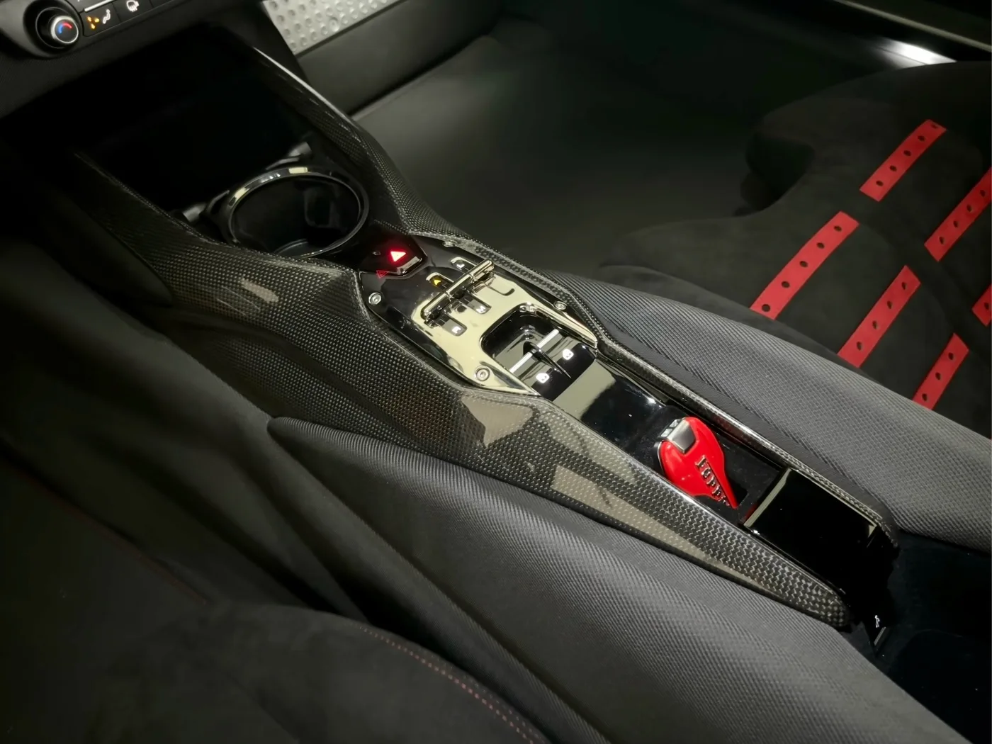 2022 Ferrari 812 Competizione angeboten von einem Fachhändler in Frankfurt am Main, Deutschland, Foto 12 von 15