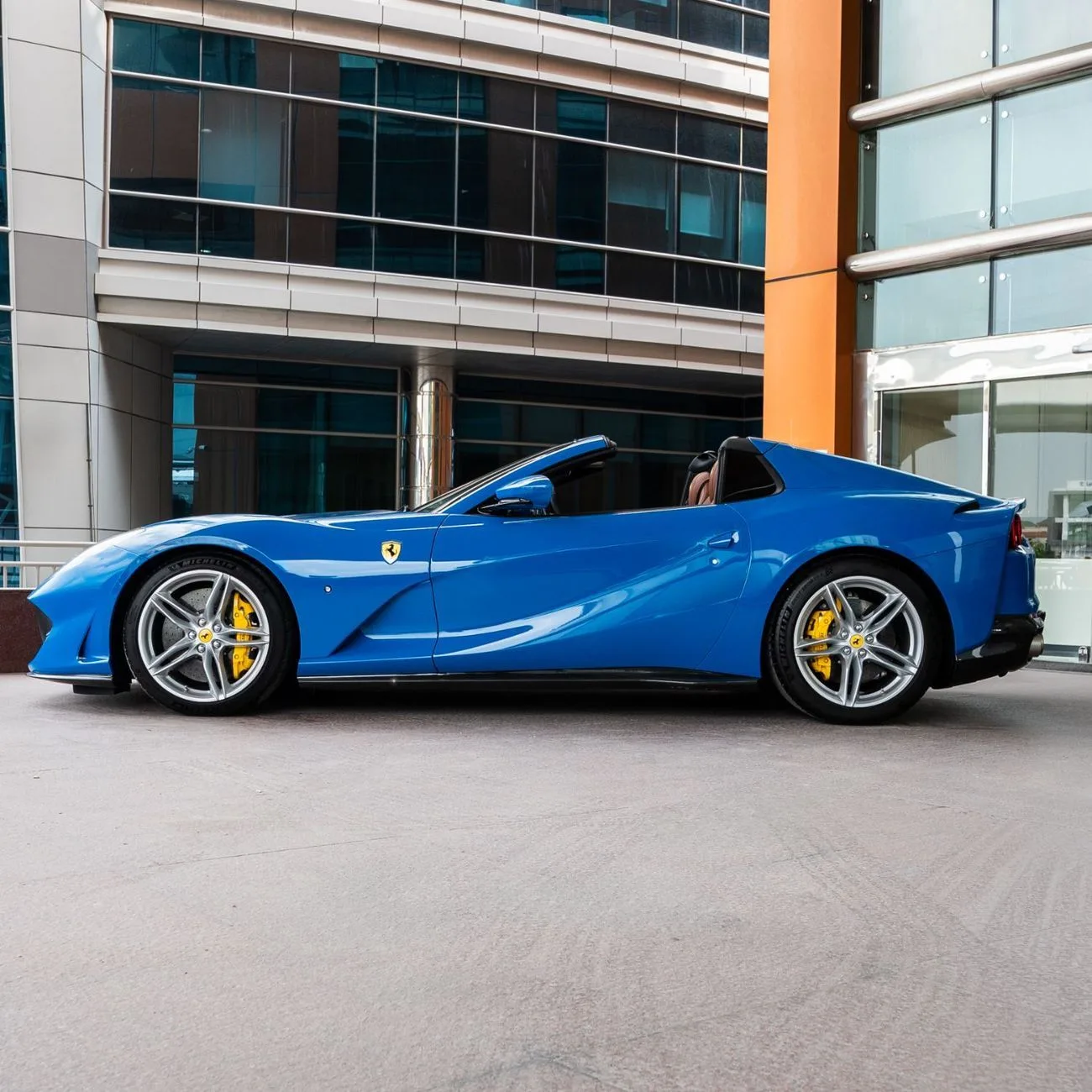 2022 Ferrari 812 GTS angeboten von einem Fachhändler in Dubai, Vereinigte Arabische Emirate, Foto 6 von 19