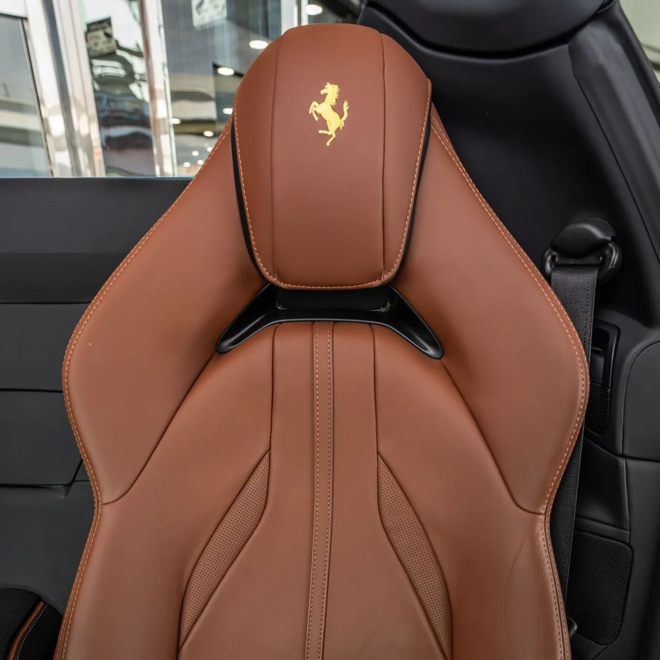 2022 Ferrari 812 GTS angeboten von einem Fachhändler in Dubai, Vereinigte Arabische Emirate, Foto 16 von 19