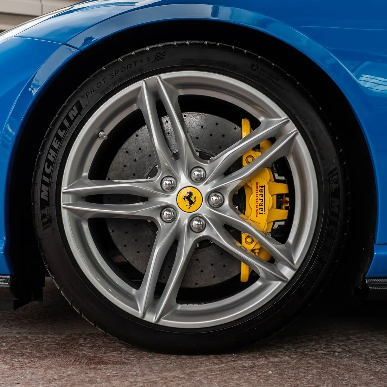 2022 Ferrari 812 GTS angeboten von einem Fachhändler in Dubai, Vereinigte Arabische Emirate, Foto 19 von 19