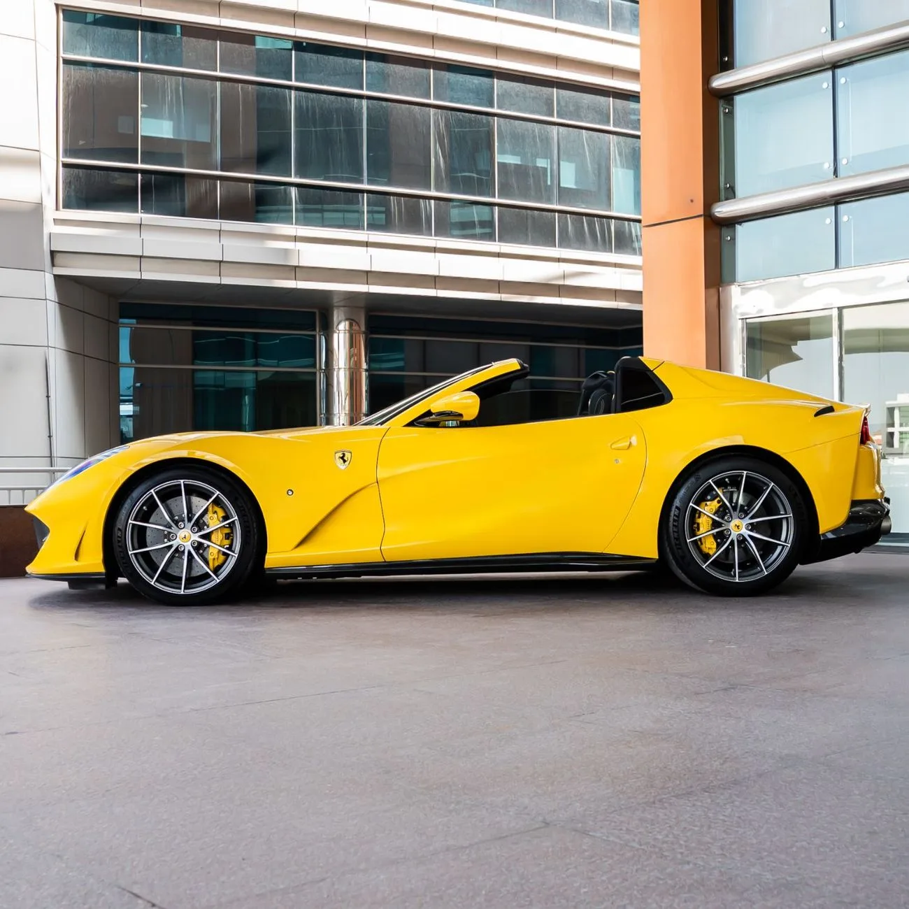 2022 Ferrari 812 GTS angeboten von einem Fachhändler in Dubai, Vereinigte Arabische Emirate, Foto 10 von 18