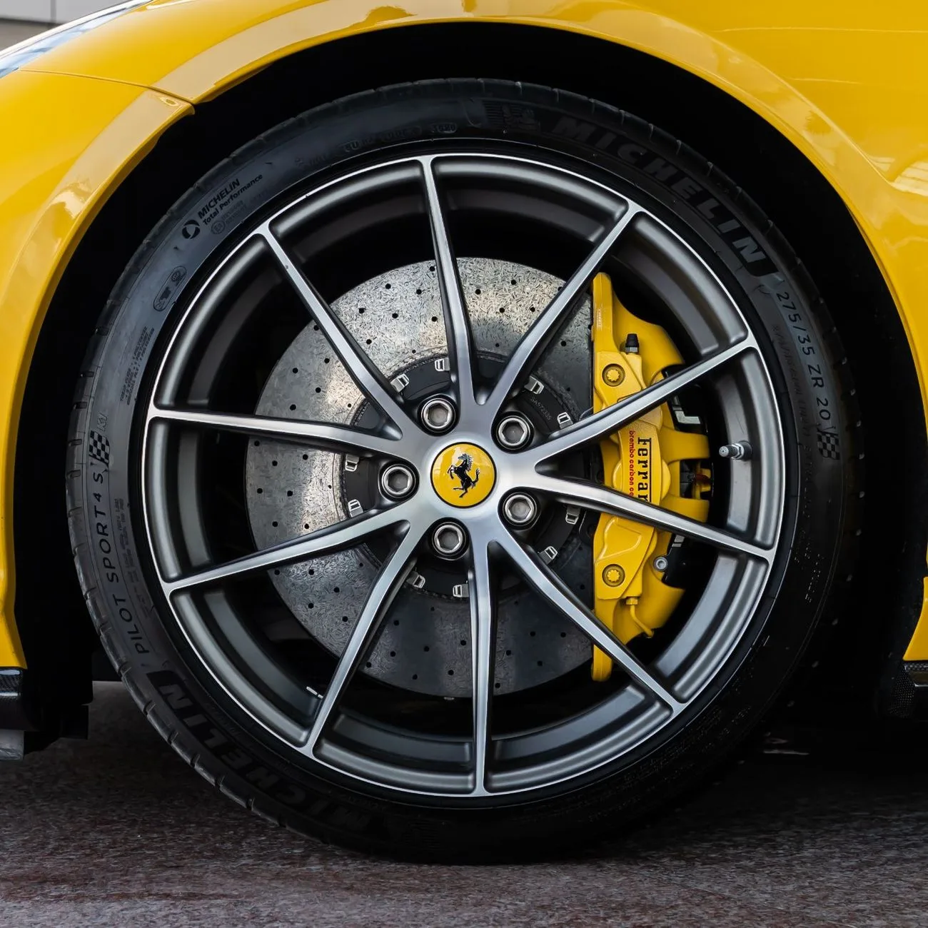 2022 Ferrari 812 GTS angeboten von einem Fachhändler in Dubai, Vereinigte Arabische Emirate, Foto 18 von 18