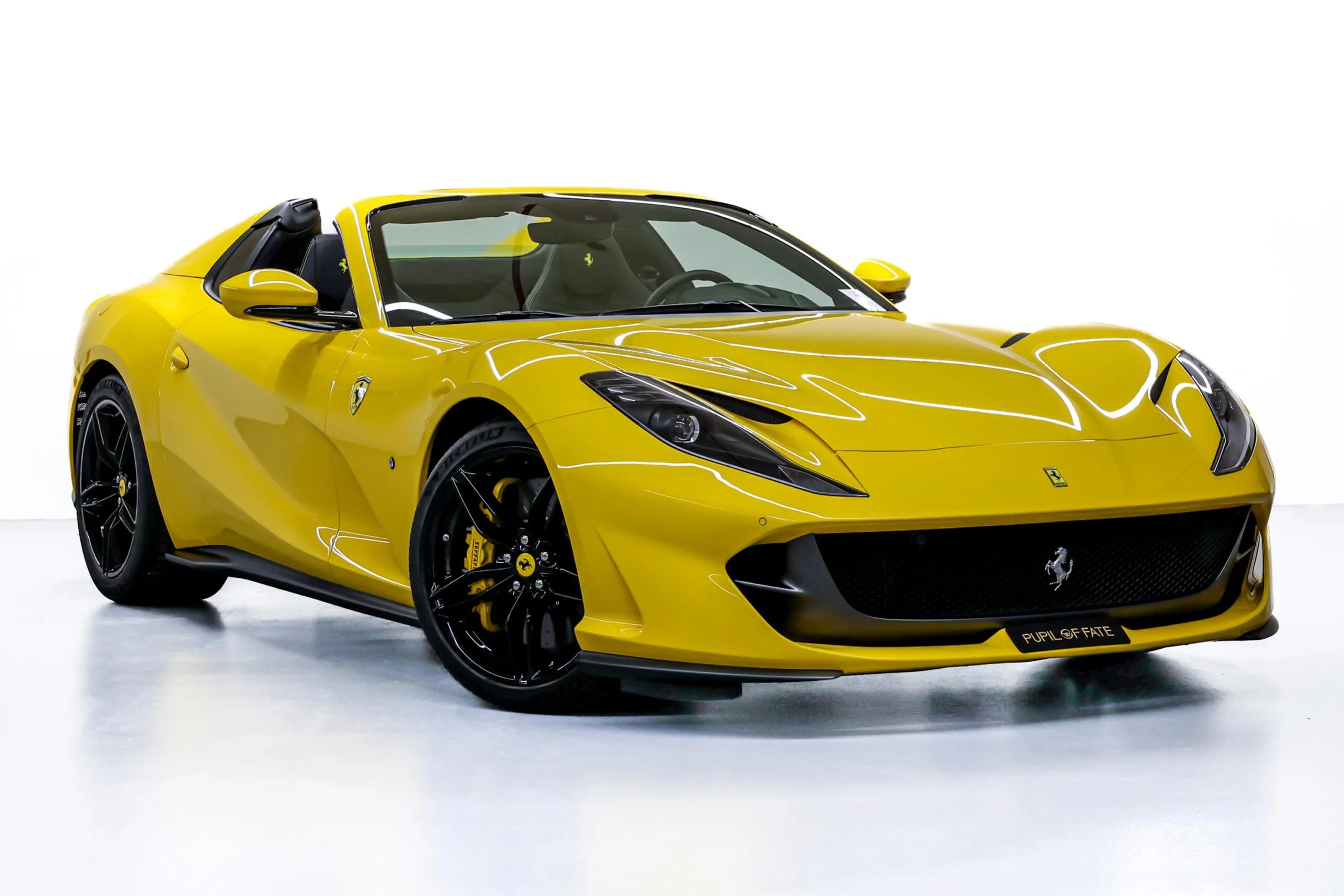 2022 Ferrari 812 GTS proposée par un concessionnaire spécialisé à Dubaï, Émirats arabes unis, photo principale