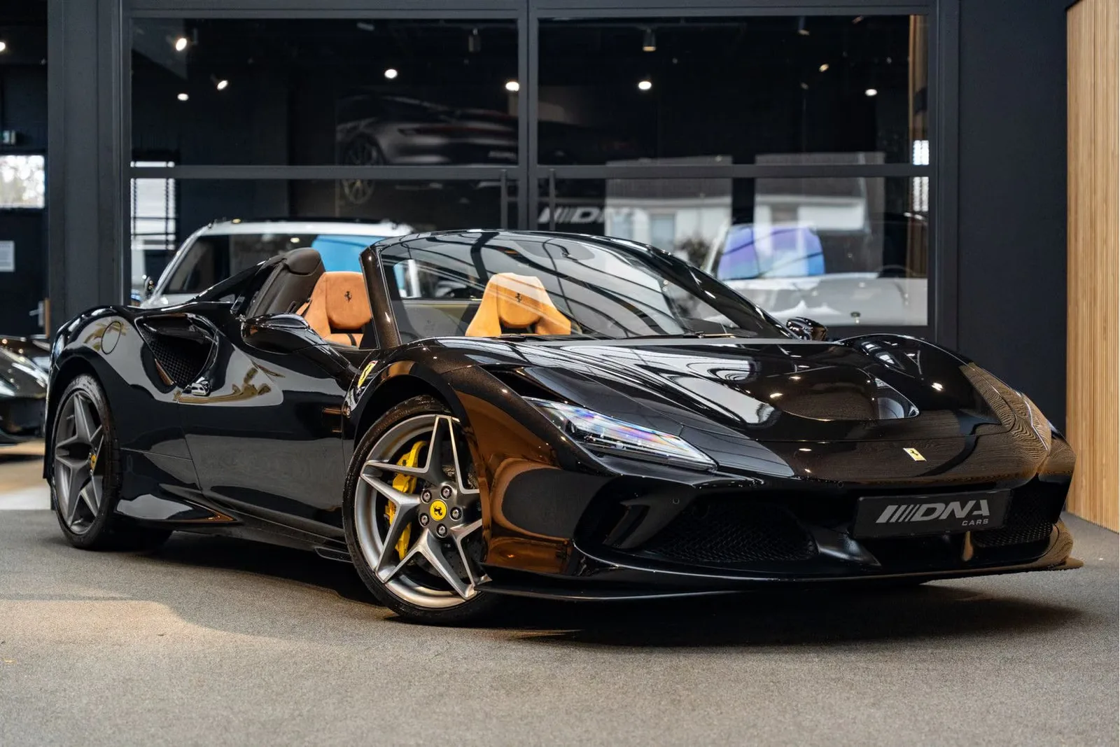 2022 Ferrari F8 Spider en un concesionario especializado de Naarden, Países Bajos, foto principal