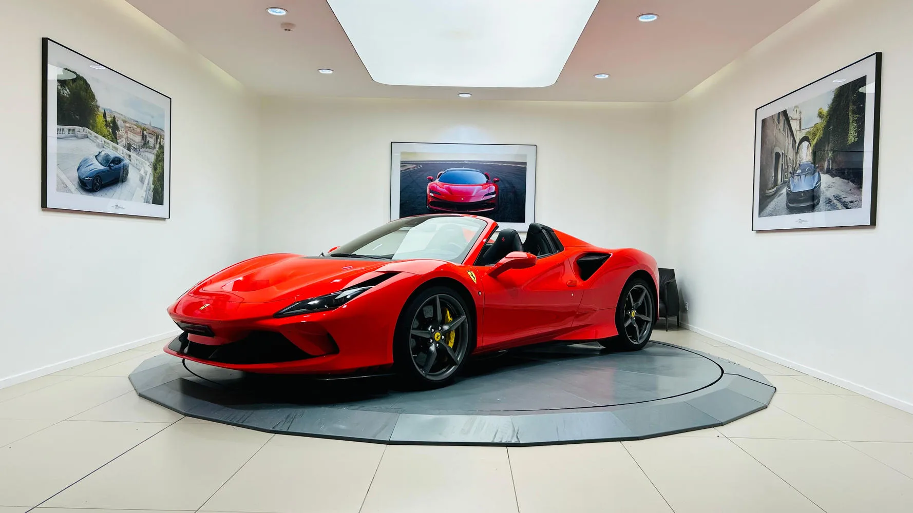 2022 Ferrari F8 Spider, 2/30