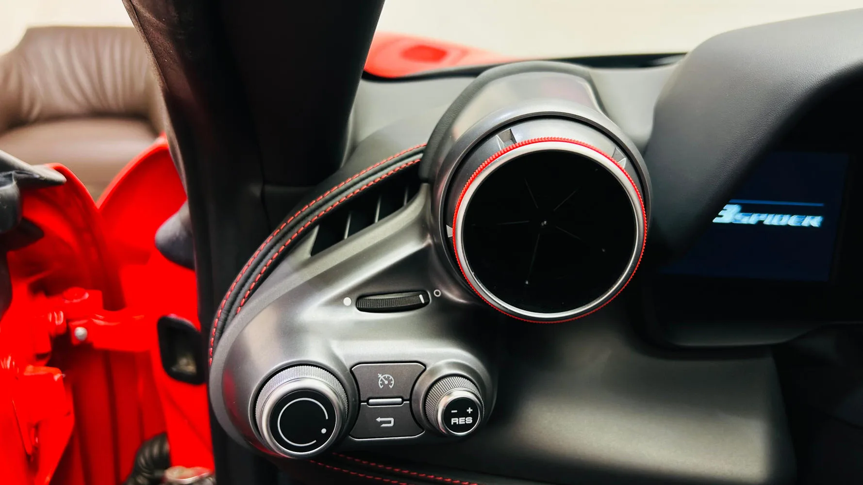 2022 Ferrari F8 Spider, 29/30